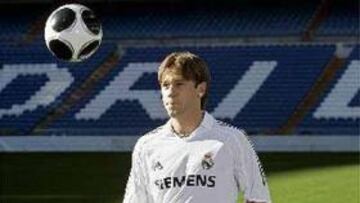 <b>PRESENTACIÓN. </b>Antonio Cassano repartió balones entre los aficionados que se acercaron al Santiago Bernabéu.
