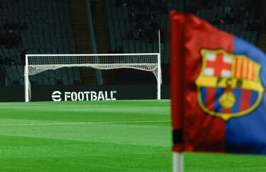 El partido entre el Barcelona y el Osasuna fue suspendido por el fallecimiento del médico del equipo, Carles Miñarro. La noticia se supo minutos antes del encuentro, y fue el mismo presidente del Barça, Joan Laporta, el que bajó al vestuario para comunicar a los jugadores que el partido no se disputaría.