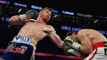 Atención a la poderosa pegada de Canelo Álvarez