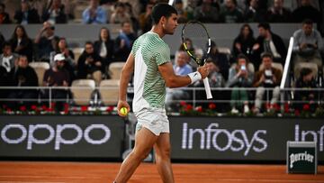 Spain's Carlos Alcaraz Garfia reacts during his match against Canada's Denis Shapovalov during their men's singles match on day six of the Roland-Garros Open tennis tournament at the Court Philippe-Chatrier in Paris on June 2, 2023. (Photo by JULIEN DE ROSA / AFP)