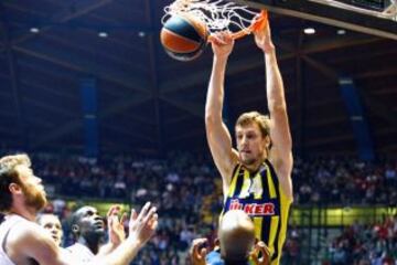 Jan Vesely (Fenerbahçe) machaca sin piedad el aro del Armani Milán.