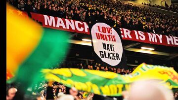 Los aficionados del Manchester United despliegan una pancarta en Old Trafford contra la familia Glazer.