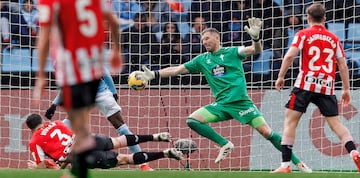 El internacional del Athletic es un pilar del buen momento del equipo de Valverde. Adem¨¢s de mandar en defensa, consigui¨® un gol digno de un killer experimentado. Vivian un todoterreno que da victorias.