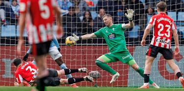 El internacional del Athletic es un pilar del buen momento del equipo de Valverde. Además de mandar en defensa, consiguió un gol digno de un killer experimentado. Vivian un todoterreno que da victorias.