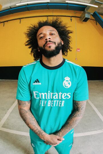 Marcelo posa con los nuevos colores del Real Madrid.