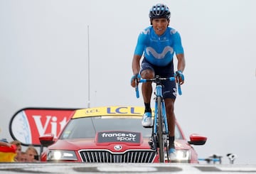 Nairo Quintana cruzando la línea de meta en primer lugar.