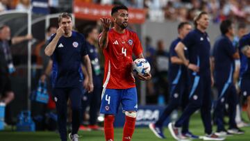 EAST RUTHERFORD, NEW JERSEY - JUNE 25: Mauricio Isla of Chile gestures during the CONMEBOL Copa America 2024