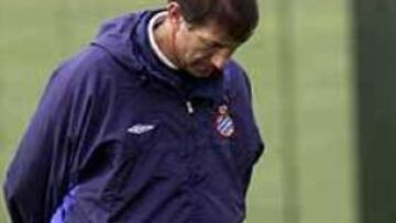 <b>SERÁ SEGUNDO ENTRENADOR.</b> Ramón Moya ha sido destituido como técnico del Espanyol, pero será el segundo de Javier Clemente.