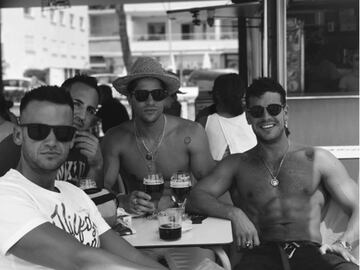 Hace unos días Mario Casas disfrutó de Barcelona con unos amigos.