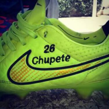 Humberto Suazo estrenará llamativos zapatos en fiesta alba