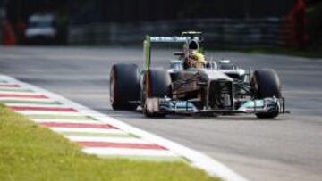 Lewis Hamilton durante la primera sesi&oacute;n de entrenamiento en Monza.