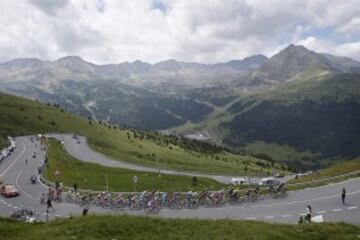 El pelotón ascienden el puerto de Envalira