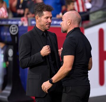 El entrenador del Atlético de Madrid, Diego Simeone, saluda al entrenador del Granada, Paco López antes del inicio del encuentro. 
 