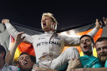 Rosberg celebrando su título en Abu Dhabi.