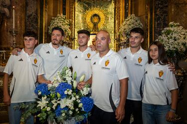 Hugo Pinilla (Juvenil), Cristian ?lvarez, Guillermo Acn (Deportivo Aragn), Jos Luis Mansilla (Genuine), Llus Lpez y Ana Forcn (Femenino), a los pies de la Virgen del Pilar.