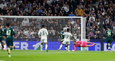 1-0. Pase de Bellingham a Rodrygo que avanza, se mete en el área, y con la derecha, saca un disparo raso, cruzado al palo largo, para superar a  Donnarumma.