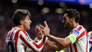 Koke celebra un gol con Giuliano Simeone.