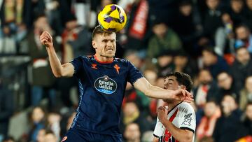 Carl Starfelt despeja el balón con la cabeza durante un partido contra el Rayo.