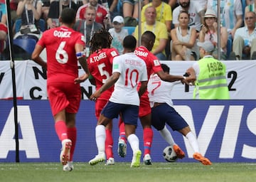 Román Torres y Jesse Lingard pugnaban por un balón y el colegia decretó falta del panameño dentro del área. Harry Kane no falló desde los 11 metros.