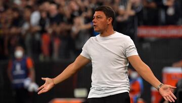 Argentina's Boca Juniors coach Sebasti�n Battaglia gestures during the Copa Libertadores group stage football match between Brazil's Corinthians and Argentina's Boca Juniors at the Arena Corinthians, in Sao PAulo, Brazil, on April 26, 2022. (Photo by NELSON ALMEIDA / AFP)