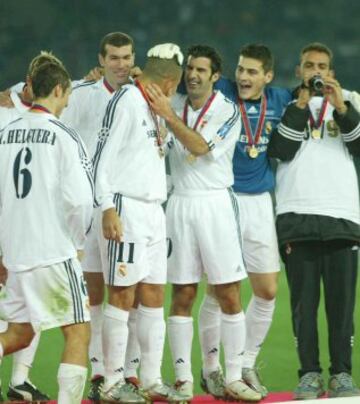 Iker Casillas con los Galácticos celebrando la Intercontinental en el 2002