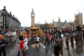 El rey Carlos III y la reina Camila en el Carruaje de Oro a su salida de la Abadía de Westminster. Al fondo se observa la torre del Big Ben.