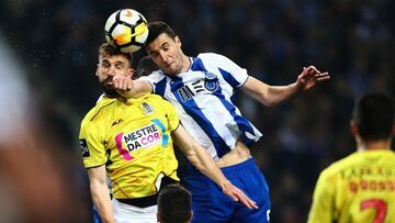 Marcano, de blanquiazul, despeja un bal&oacute;n ante el Boavista. 