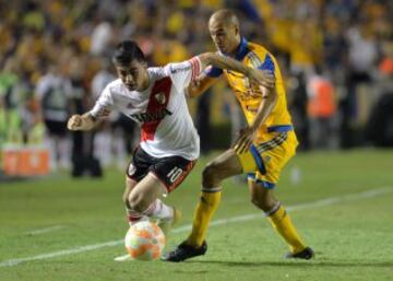 MEX30. MONTERREY (MÉXICO), 29/07/2015.- Guido Pizarro (d) de Tigres de México disputa el balón con Gonzalo Martínez (i) de River Plate de Argentina hoy, miércoles 29 de julio de 2015, durante el partido de ida de la final por la Copa Libertadores en el estadio Universitario de Monterrey (México). EFE/Miguel Sierra