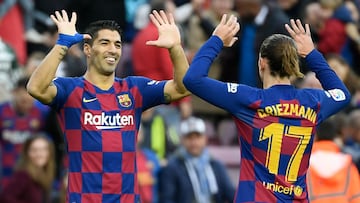 Luis Su&aacute;rez celebra un gol con Griezmann.