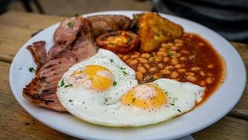 Un británico que llega a España pide un desayuno inglés completo y alucina con el precio: “¿Cómo ganan dinero?”