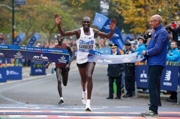 El keniata Geoffrey Kamworor ganador de la carrera de Profesionales masculinos.