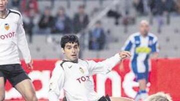 <b>EL ESPANYOL INQUIETÓ POCO. </b>Cañizares se vio obligado a intervenir en escasas ocasiones, como ésta que observan Albiol y Ayala.