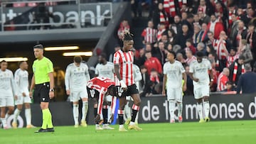 Los jugadores del Athletic tras recibir el segundo gol en el partido de Liga ante el Real Madrid.