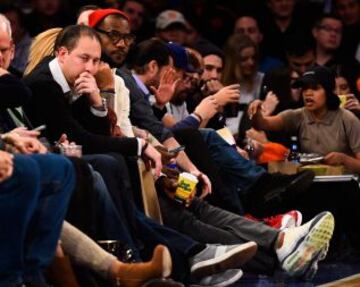 LeBron estuvo en el Madison viendo a su amigo Carmelo Anthony.