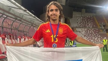 Nico Guillén, con la bandera de Huelva.