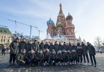 Los jugadores, muy abrigados, se dejaron ver por el centro de Moscú antes del entrenamiento de esta tarde. Mañana, ante el Spartak.