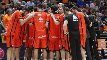 Los jugadores del Valencia durante el partido contra el Khimki.