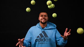 El tenista franc&eacute;s Jo-Wilfried Tsonga posa con varias pelotas de tenis antes del Open 13 Provence de Marsella 2022.