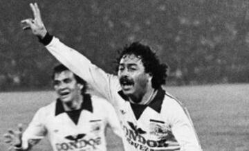 El 5 de noviembre del 1968, Caszely anotó sus primeros goles en Primera. Fueron tres, en el triunfo de Colo Colo por 4-2 sobre Unión La Calera, cuando tenía 18 años y 123 días.