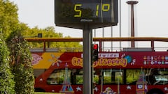 Un autobús turístico pasa sin pasajeros delante de un termómetro que marca 51º en otro día con altas temperaturas en la capital andaluza a 25 de julio del 2022 en Sevilla (Andalucía, España)
25 JULIO 2022
Eduardo Briones / Europa Press
25/07/2022