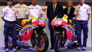 EQUIPAZO. Pedrosa y Márquez acompañados de Livio Suppo y Shuhei Nakamoto, de HRC, y Antonio Brufau y Begoña Elices, de Repsol.