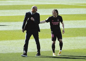 El entrenador del Real Madrid, Zinedine Zidane, dialogando antes del inicio del partido con Luka Modric.. 