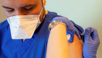 (FILES) This file photo taken on October 9, 2020 shows a health worker administering a dose of Sinovac Biotech potential vaccine against the Covid-19 to Doctor Cem Gun (L) during the 3rd phase trials at the Acibadem Hospital in Istanbul. - Chinese pharmac