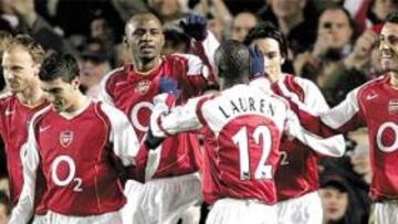 <b>FOREIGNERS TEAM. </b>Bergkamp, Reyes, Vieira, Lauren, Pires y Edu, en el partido contra el Crystal Palace en el que el Arsenal no llevó ni un solo jugador británico entre los 16. convocados