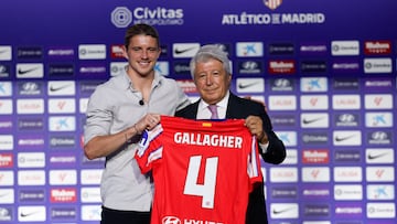 MADRID, 23/08/2024.- El nuevo jugador del Atlético de Madrid, el centrocampista inglés Conor Gallagher, procedente del Chelsea y que ha firmado por las próximas cinco temporadas con el conjunto rojiblanco, hasta el 30 de junio de 2029, acompañado por el presidente del Club, Enrique Cerezo (d), durante su presentación este viernes en el auditorio del estadio Cívitas Metropolitano. EFE/ Chema Moya