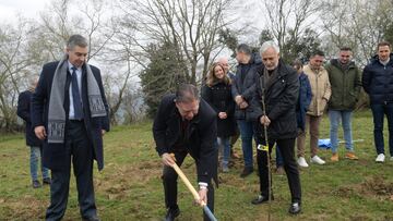 03/03/23
REAL OVIEDO
PRESENTACION NUEVOS TERRENOS CIUDAD DEPORTIVA REAL OVIEDO
JESUS MARTINEZ PRESIDENTE DEL GRUPO PACHUCA Y MAXIMO ACCIONISTA DEL REAL OVIEDO JUNTO AL ALCALDE DE OVIEDO ALFREDO CANTELI