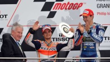 Pedrosa levanta su trofeo de segundo clasificado. 