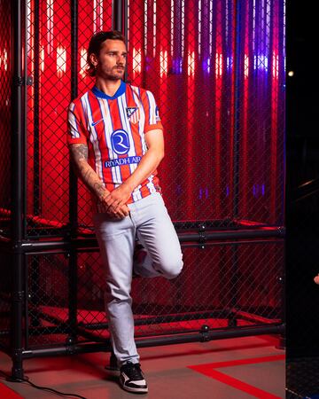 La nueva equipación del Atlético de Madrid rinde homenaje a la memorable campaña 1995/96, la de la conquista del mítico Doblete con la consecución del campeonato liguero y de la Copa del Rey.