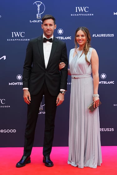  El ex jugador de baloncesto Rudy Fernández y su esposa, la modelo Helen Lindes, posan a su llegada a la ceremonia de entrega de los Premios Laureus.