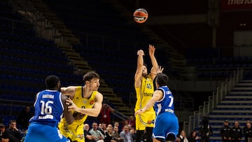Tamir Blatt, base del Maccabi, en el momento de ejecutar el lanzamineto de tres puntos que dio la victoria a su equipo.
